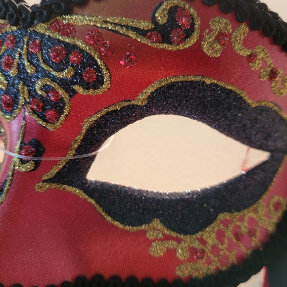 Black and Red Italian Mask - Picture 3 of 4